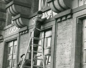 Wyższa Szkoła Morska, zmiana napisu na budynku Szkoły, rok 1969. 