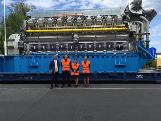 Studenci z przedstawicielem Rolls Royce’a przed największym silnikiem Rolls Royce’a 